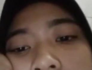 VCS Perawan Cantik Pamer Memek Pesingnya