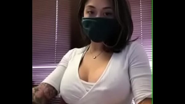 Tetona exhibe sus tetas en el trabajo